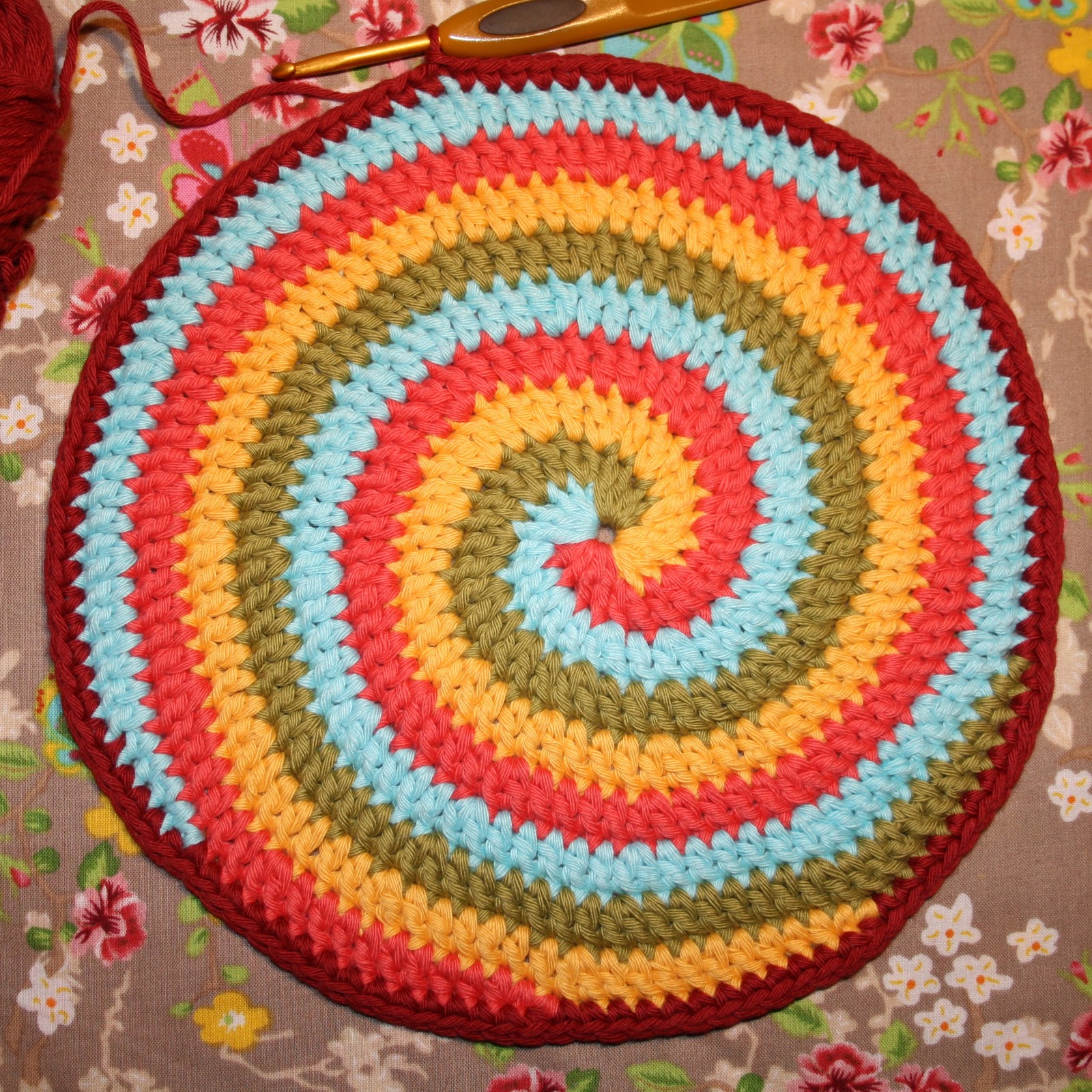 Разноцветный вязаный коврик
