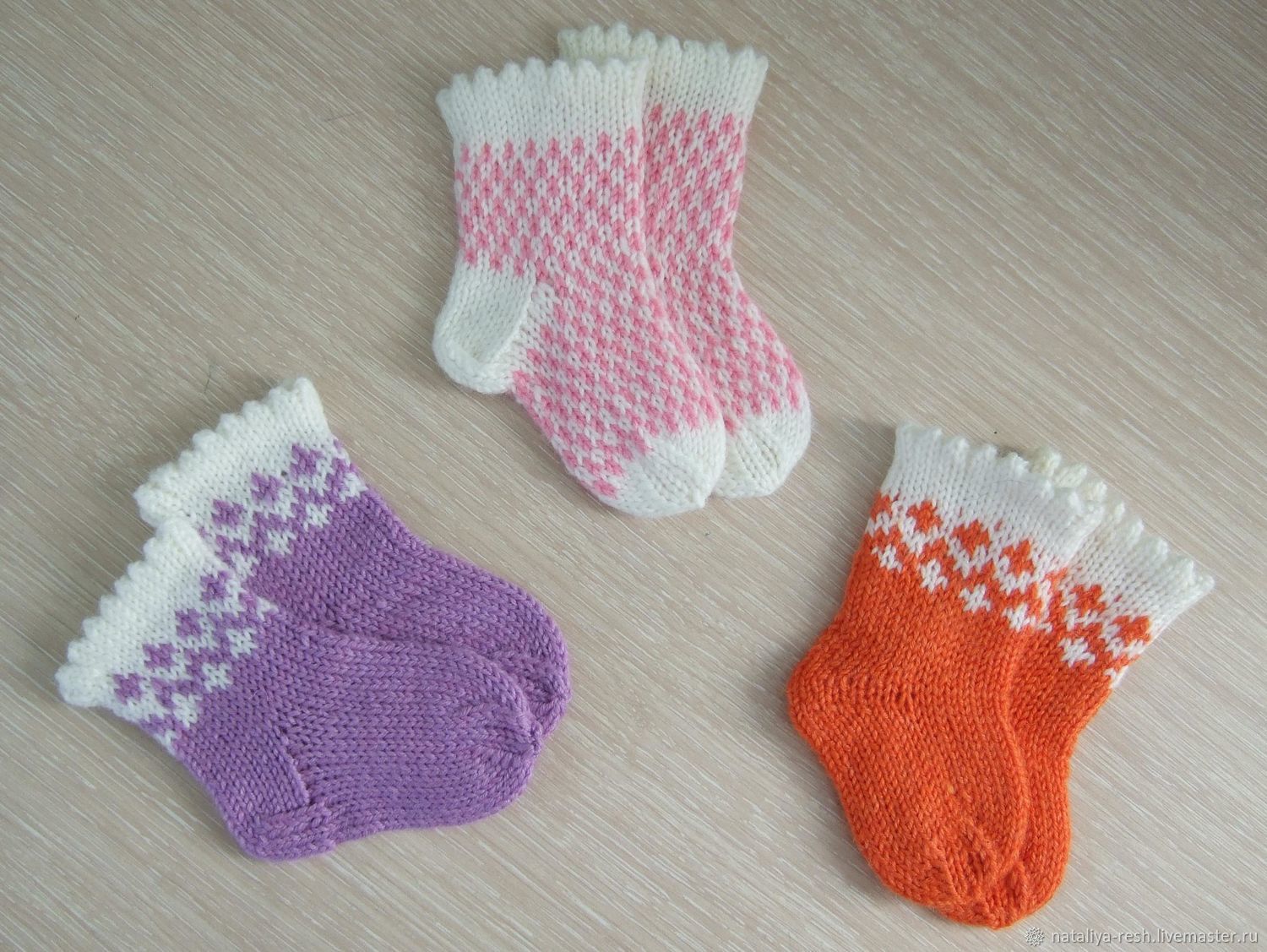 Три на носочки. Красивые детские носочки. Вязаные носочки для малышей. Носки для младенцев. Вязаные носки для новорожденных.