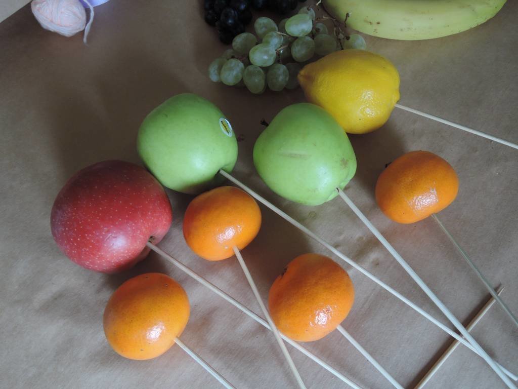 нанизывание всех фруктов на шпажку для букета