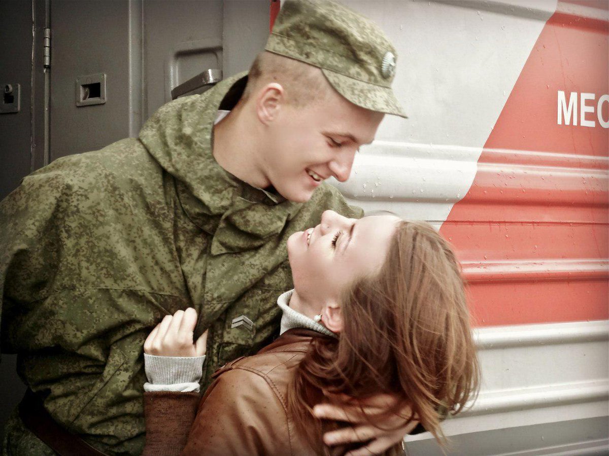 Фото девушка провожает парня в армию