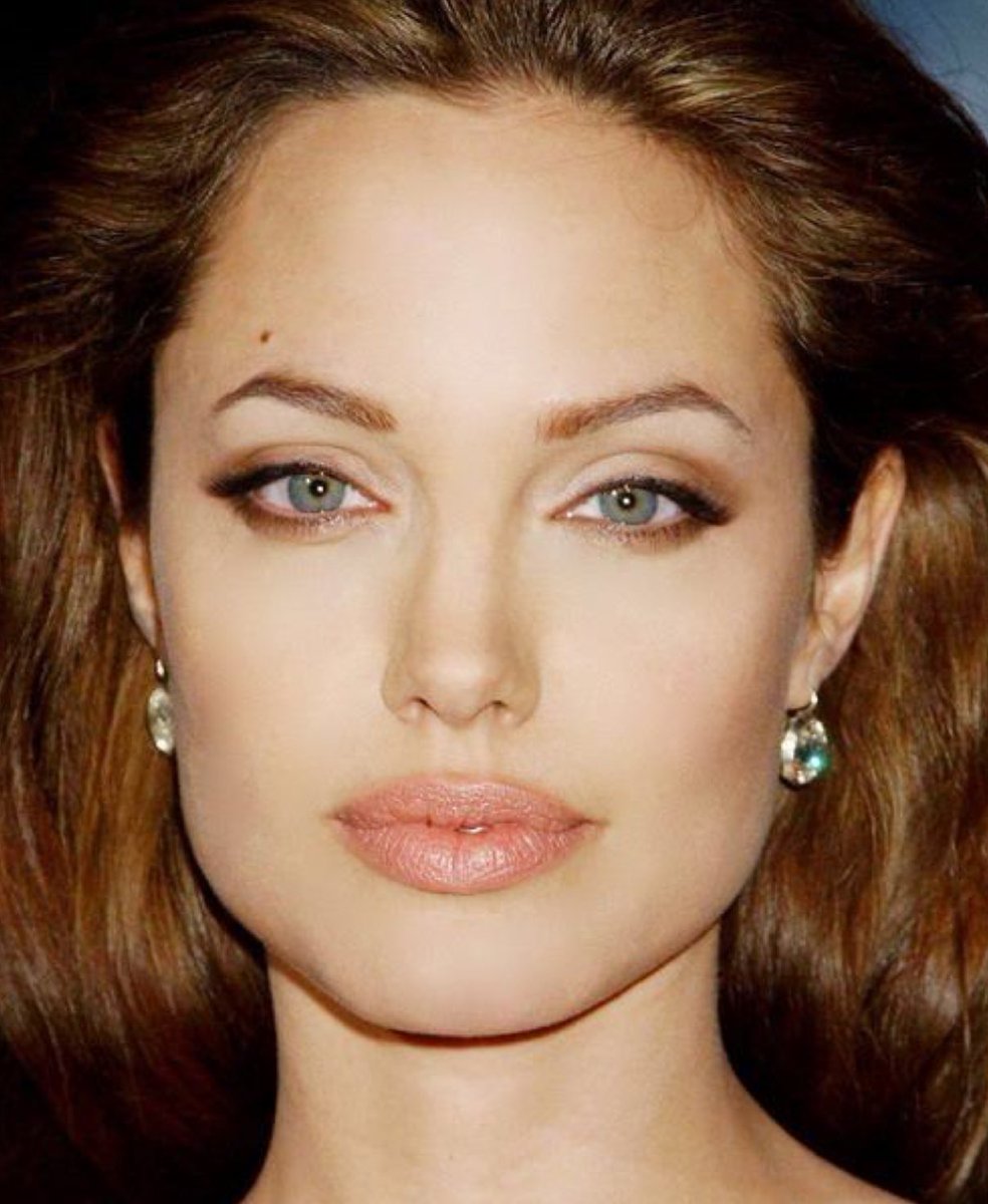 Стрелки Анджелины Джоли