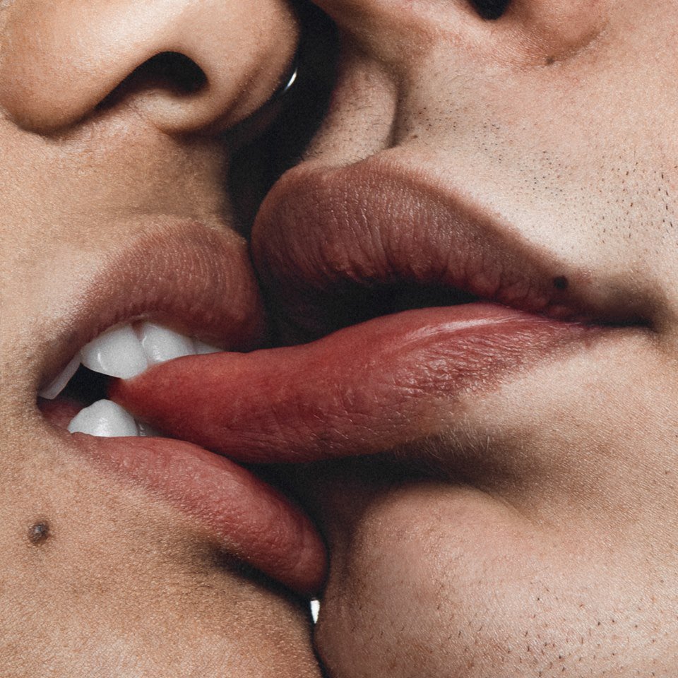 Поцелуй с прикусыванием губы