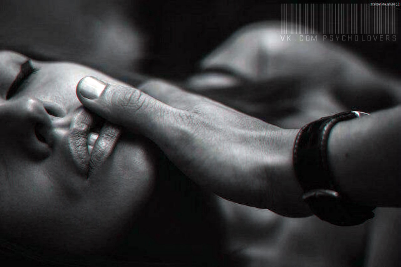 эротика рука в руке черно белое фото 117