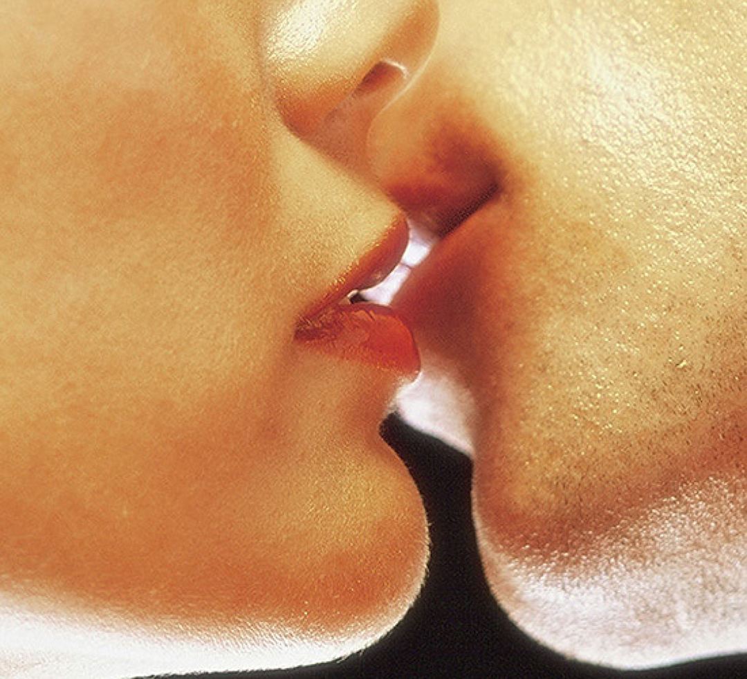 Твои губы медятина. Нежный поцелуй. Поцелуй в губы. Красивый поцелуй. Губки поцелуй.