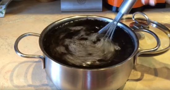 Как приготовить жидкость для гриба: размешивание сахара в чае
