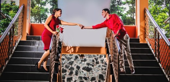 парень и девушка на параллельных лестницах. фото