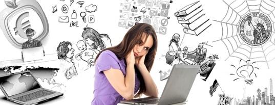 Молодая женщина перед монитором ноутбука. иллюстрация