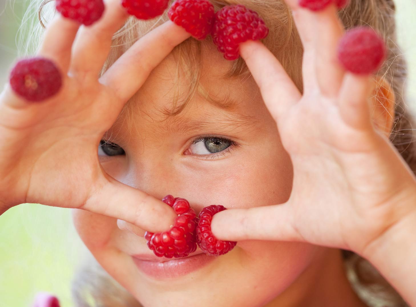 Приму малину. Ребенок ест малину. Малина для детей. Ягоды в ладошках. Фотосессия с ягодами.