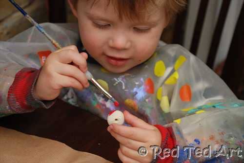 Salt Dough Beads for Kids. We love working with salt dough, it is inexpensive and versatile. Here we show you how to make Salt to Beads with preschoolers. Great to wear, great as gifts and also counting activities #saltdough #reschool #diybeads