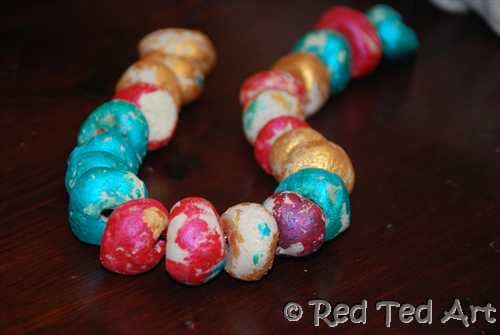 Salt Dough Beads for Kids. We love working with salt dough, it is inexpensive and versatile. Here we show you how to make Salt to Beads with preschoolers. Great to wear, great as gifts and also counting activities #saltdough #reschool #diybeads