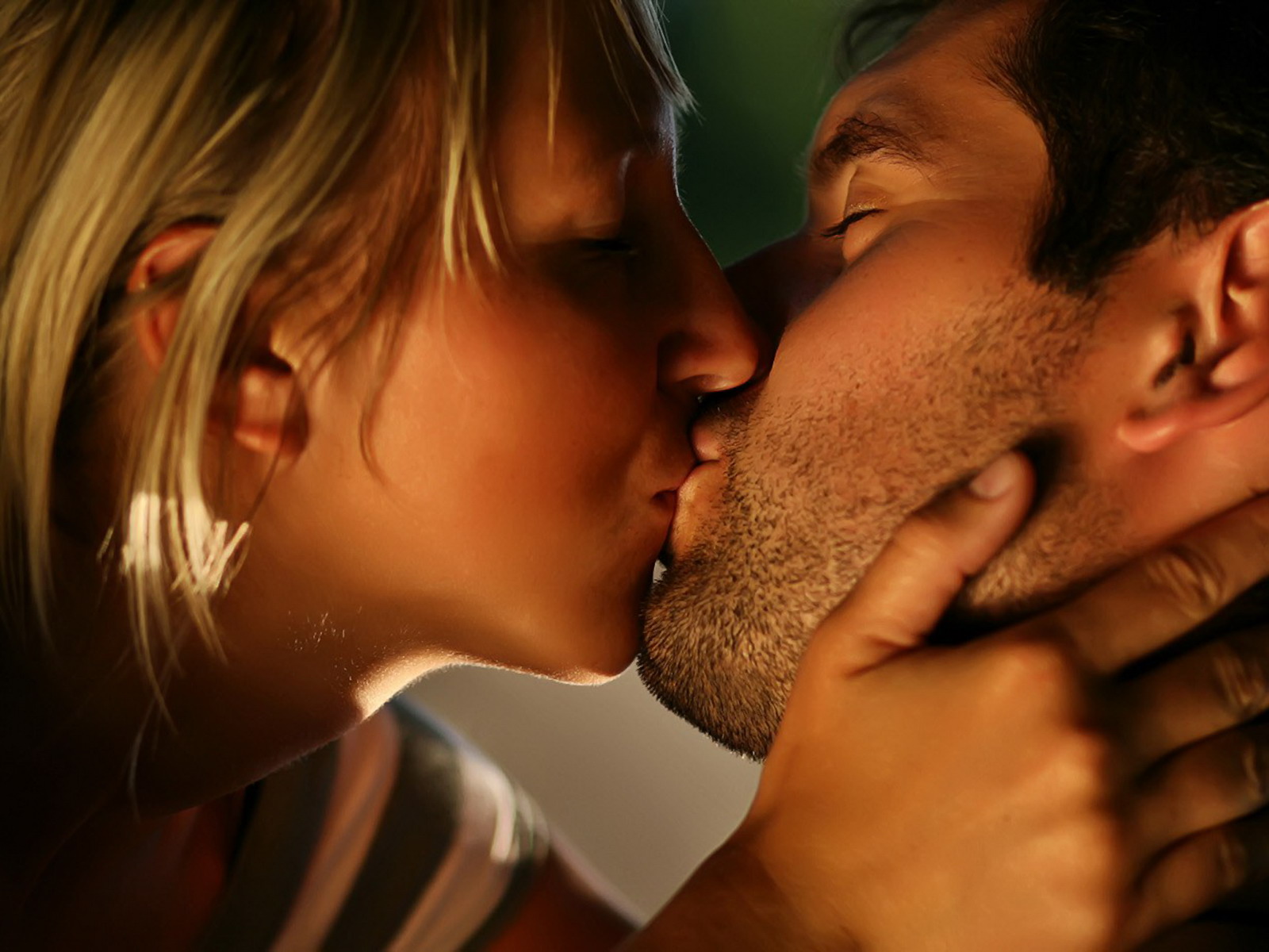 Женщины нежно целуют женщин. Красивый поцелуй. Романтика любовь нежность страсть. Нежный поцелуй. Поцелуй картинки.